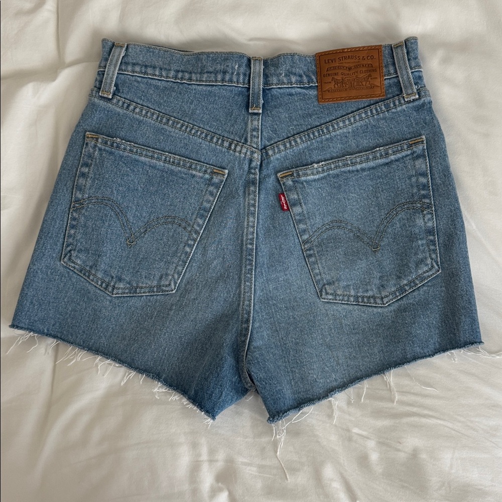 Levi’s Ribcage Short - Picture 2 of 2